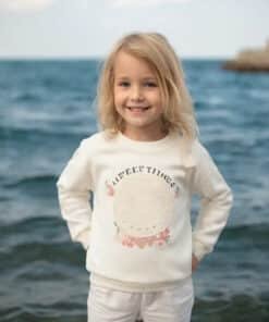 Sweatshirt giymiş gülümseyen kız.