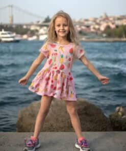 Pembe meyve desenli elbiseli kız.