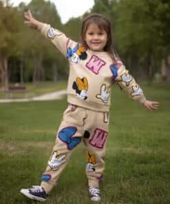 Minnie Mouse eşofmanlı çocuk.