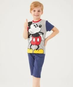 Erkek çocuk Mickey Mouse pijama takımı.
