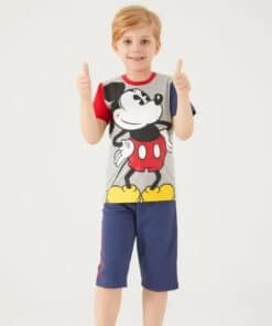 Erkek çocuk Mickey Mouse pijama takımı.