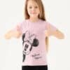 Kız pembe Minnie Mouse tişörtü.