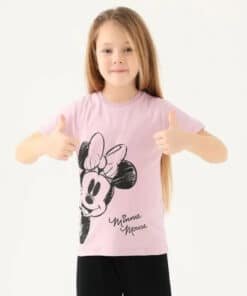Kız pembe Minnie Mouse tişörtü.