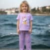 Lavanta rengi Daisy Duck pijamalı çocuk.