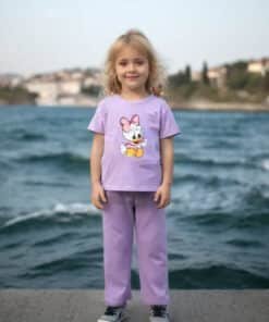 Lavanta rengi Daisy Duck pijamalı çocuk.