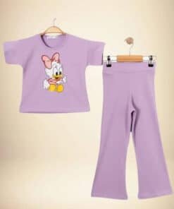 Lavanta rengi Daisy Duck pijamalı çocuk.