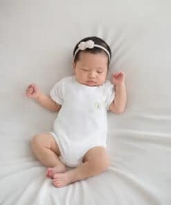 Beyaz tulumlu uyuyan bebek.