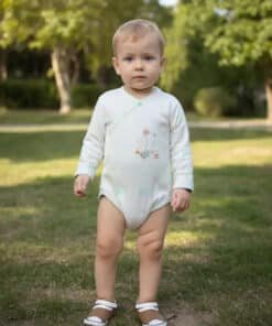 Body ve ayakkabılı ayakta duran bebek.