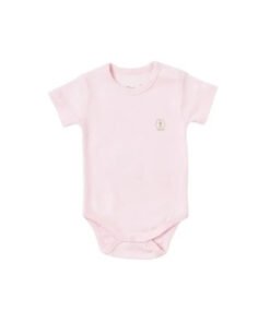 Pembe tulumlu gülümseyen bebek.