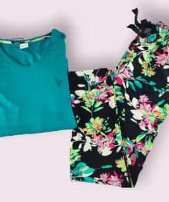 Turkuaz pijama üstü ve çiçek desenli pantolon.