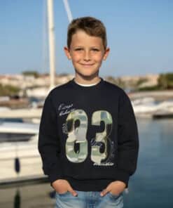 Erkek çocuk kamuflaj numaralı sweatshirt.