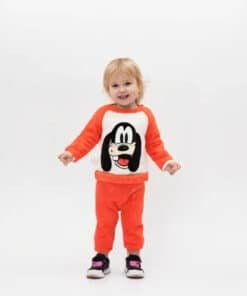 Goofy temalı turuncu-beyaz pijamalı çocuk.