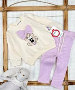 Minnie Mouse sweatshirt ve kadife pantolonlu genç kız.