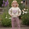 Minnie Mouse sweatshirt ve kadife pantolonlu genç kız.