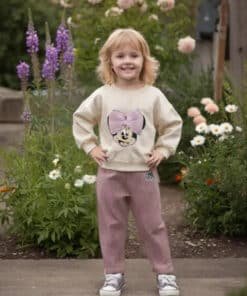 Minnie Mouse sweatshirt ve kadife pantolonlu genç kız.