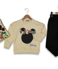 Mickey Mouse temalı kıyafetli çocuk.