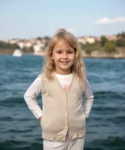Yelekli gülümseyen sarışın kız.