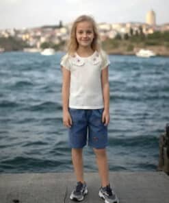 Gündelik yazlık kıyafetli genç kız.