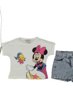 Minnie Mouse kostümü giymiş kız.