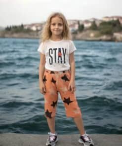 Yıldız desenli şortlu kız.