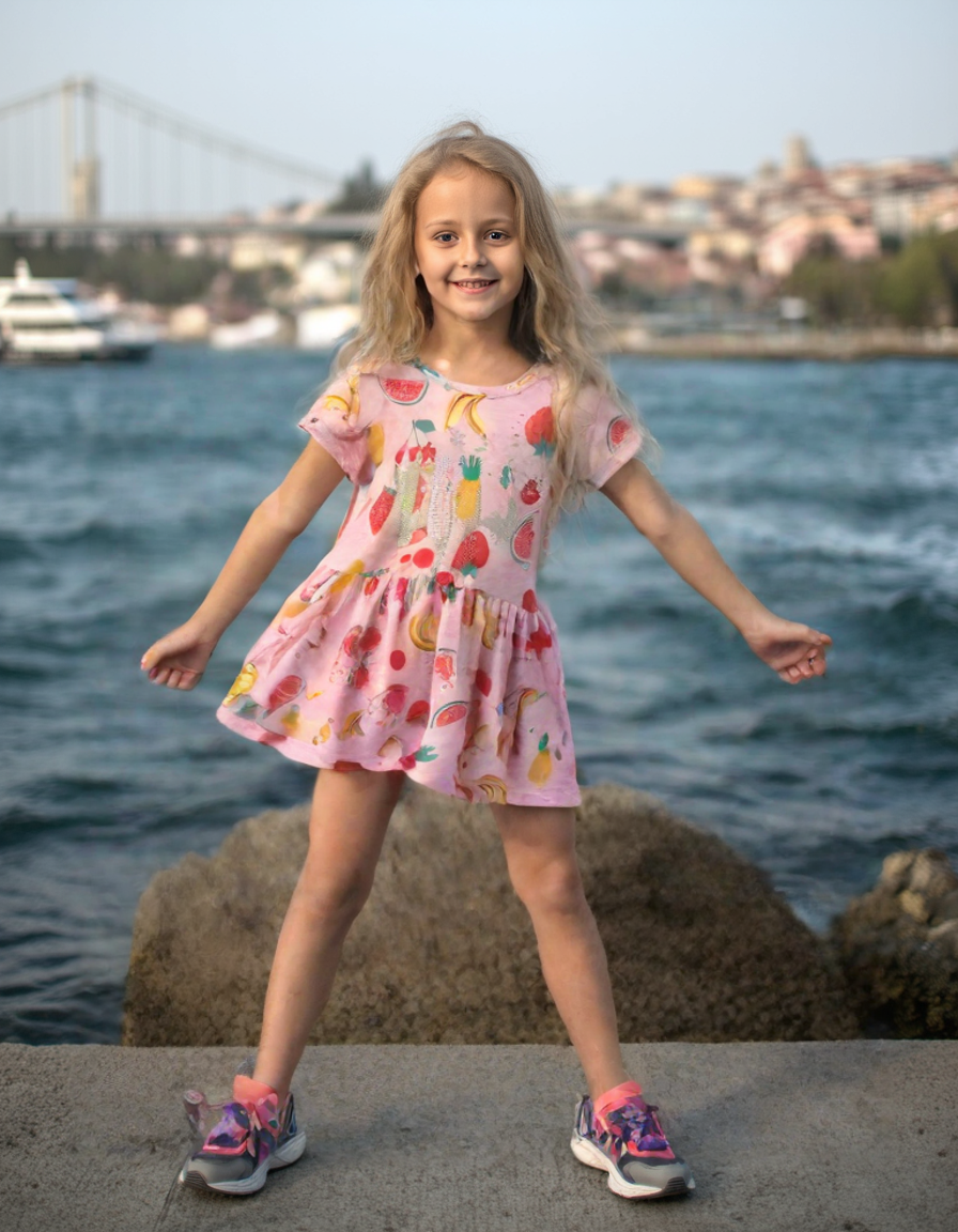 Renkli Meyve Desenli Kız Çocuk Yazlık Elbise - %100 Pamuk Kumaşlı Ve Eğlenceli Tasarım.